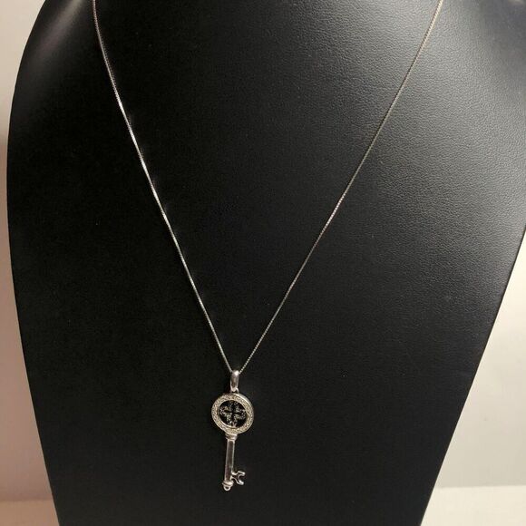1670 Sterling silver 925 Key w/ lucky clover diamond accent Necklace 18" 3.7g - Picture 2 of 3